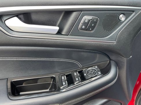 Used 2019 Ford Edge Titanium image 23