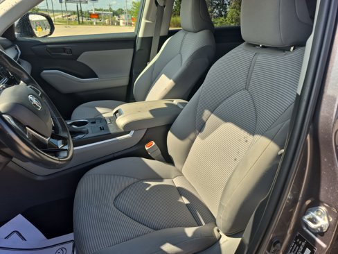 Used 2021 Toyota Highlander LE image 14