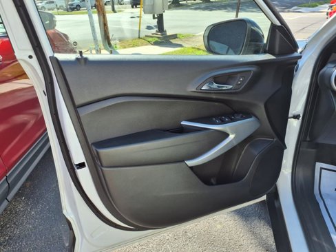 Certified 2025 Chevrolet Trax RS image 47
