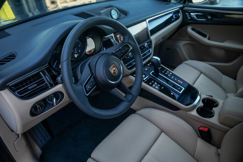 Certified 2025 Porsche Macan image 4