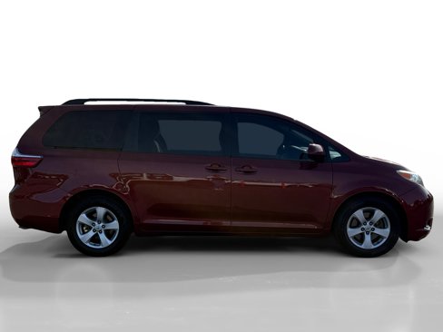 Used 2016 Toyota Sienna LE image 6