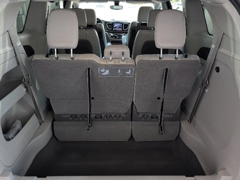 Used 2020 Chrysler Pacifica Touring-L Plus image 10