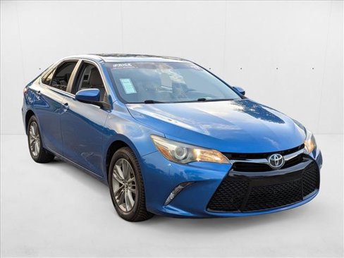 Used 2017 Toyota Camry SE image 3