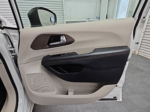 Used 2017 Chrysler Pacifica LX image 36