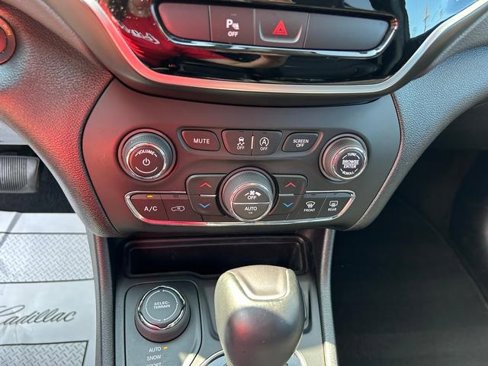 Used 2019 Jeep Cherokee Limited image 16