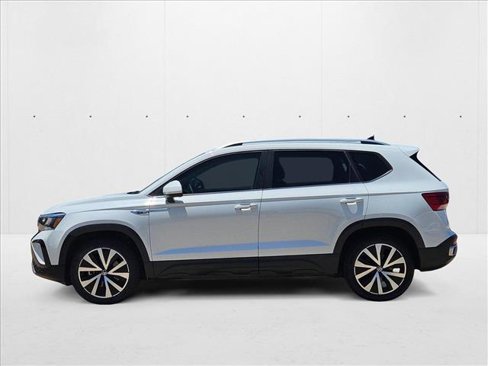 Used 2022 Volkswagen Taos SE w/ Panoramic Sunroof Package image 9