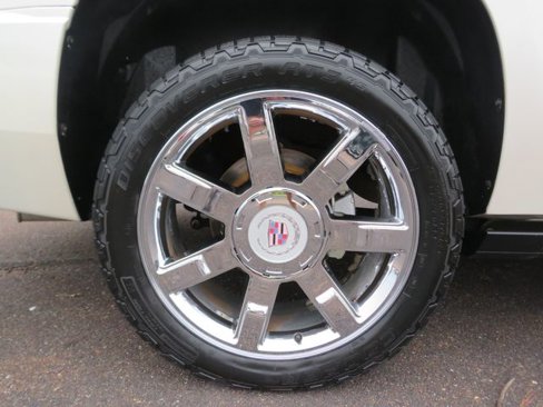 Used 2011 Cadillac Escalade ESV Premium image 17