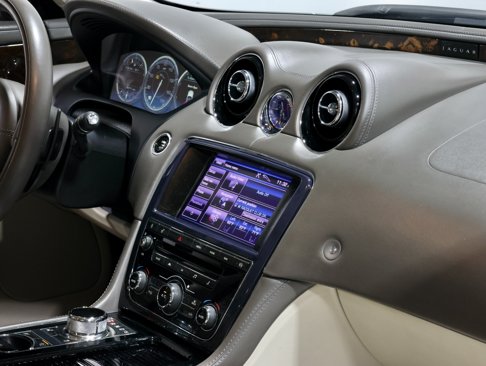 Used 2013 Jaguar XJ image 54