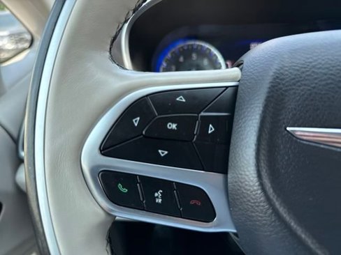 Used 2020 Chrysler Pacifica Limited image 17