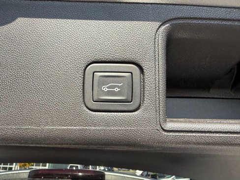 Used 2024 GMC Terrain SLE w/ Driver Convenience Package image 18