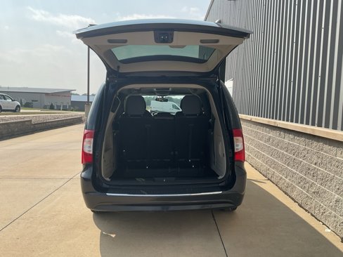 Used 2014 Chrysler Town & Country Touring image 20