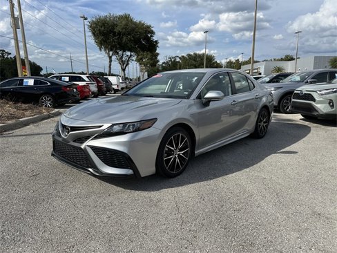 Used 2023 Toyota Camry SE image 2