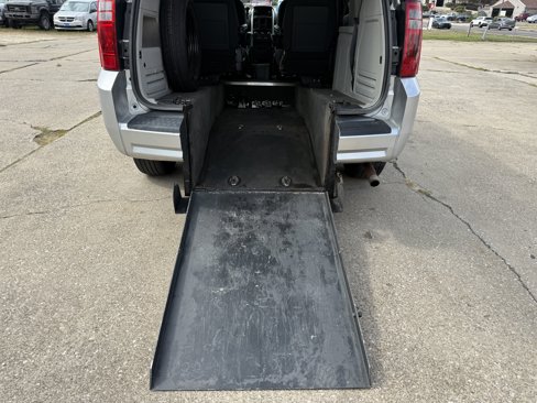 Used 2010 Dodge Grand Caravan SE image 25