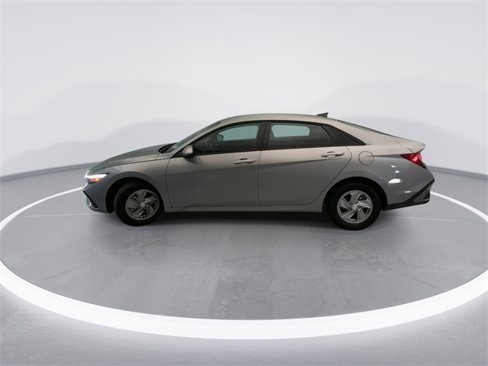 Used 2025 Hyundai Elantra SE image 9