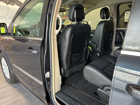 Used 2014 Chrysler Town & Country Touring image 24