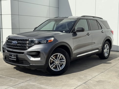 Used 2022 Ford Explorer XLT image 2