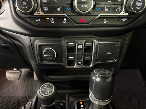 Used 2020 Jeep Wrangler Unlimited Sahara image 30