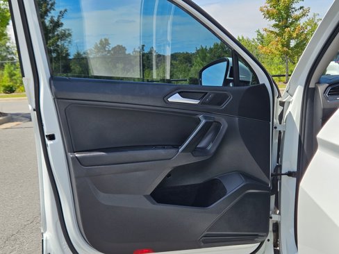 Used 2021 Volkswagen Tiguan SE w/ Panoramic Sunroof Package image 18