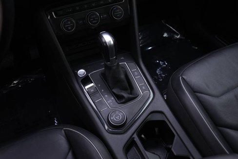 Used 2019 Volkswagen Tiguan SEL Premium image 11