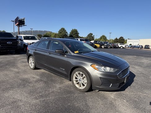 Used 2019 Ford Fusion SE image 1