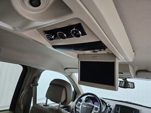 Used 2015 Chrysler Town & Country Touring-L w/ Driver Convenience Group image 11