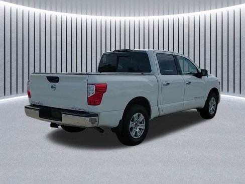 Used 2018 Nissan Titan SV image 5