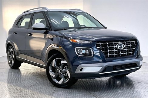 Used 2023 Hyundai Venue Limited image 11