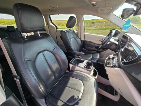 Used 2018 Chrysler Pacifica Touring-L Plus w/ Tire & Wheel Group image 4