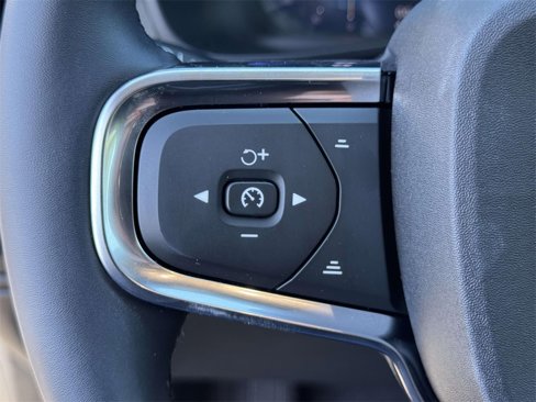 Used 2025 Volvo XC40 B5 Core w/ Climate Package image 19