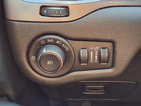 Used 2019 Jeep Cherokee Latitude Plus image 11