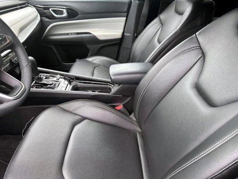Used 2025 Jeep Compass Limited image 10