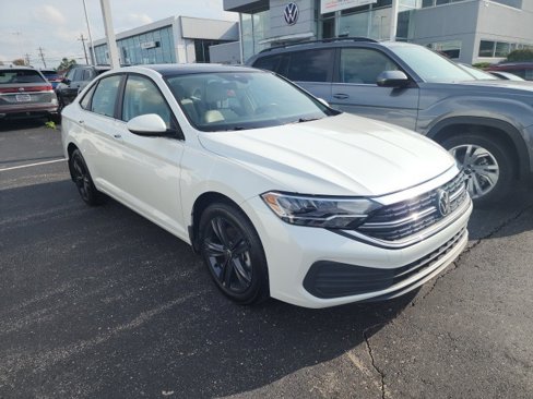 Certified 2024 Volkswagen Jetta SE image 2