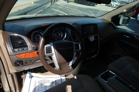 Used 2015 Chrysler Town & Country Touring w/ Driver Convenience Group image 6