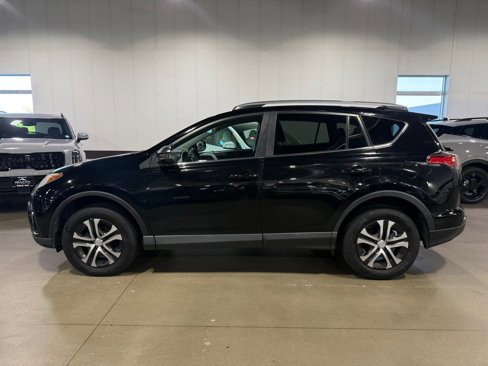 Used 2018 Toyota RAV4 LE image 4