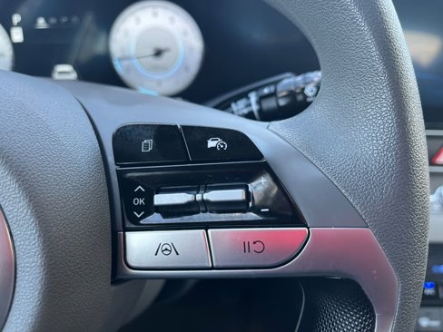 Used 2024 Hyundai Elantra SEL image 17