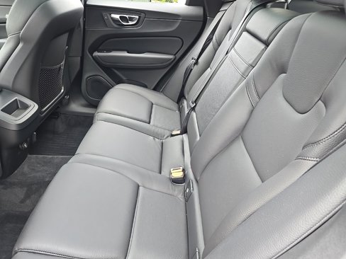 Used 2020 Volvo XC60 T5 Momentum w/ Protection Package Premier image 17