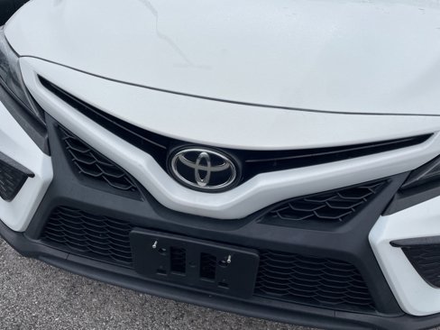 Used 2021 Toyota Camry SE image 3