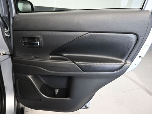 Used 2015 Mitsubishi Outlander SE image 40