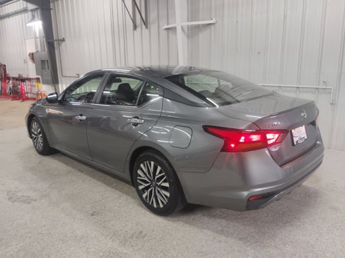 Used 2024 Nissan Altima 2.5 SV image 3