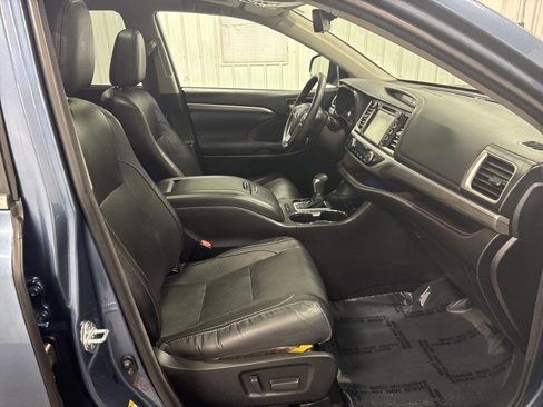 Used 2017 Toyota Highlander Limited image 17