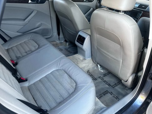 Used 2013 Volkswagen Passat TDI SEL Premium image 17