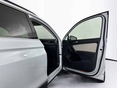 Used 2018 Volkswagen Tiguan SE w/ Panoramic Sunroof Package image 31