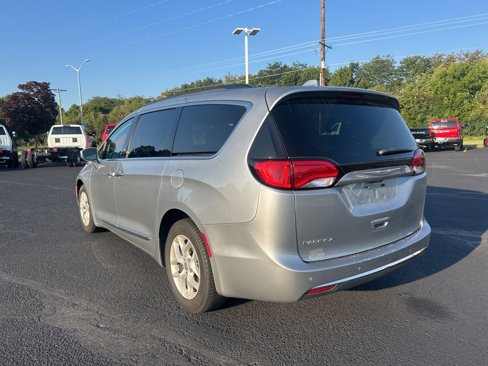 Certified 2017 Chrysler Pacifica Touring-L w/ Tire & Wheel Group image 7