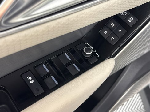 Used 2018 Land Rover Range Rover Velar R-Dynamic SE image 13