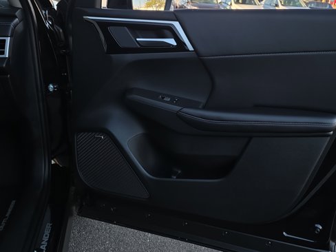 New 2025 Mitsubishi Outlander SE image 23