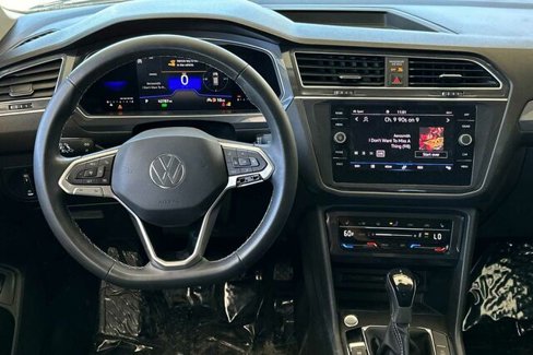 Used 2022 Volkswagen Tiguan SE w/ Panoramic Sunroof Package image 14