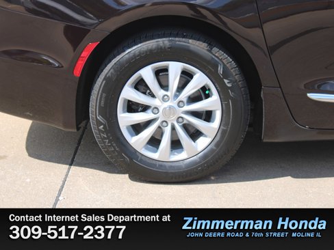 Used 2017 Chrysler Pacifica Touring-L image 23