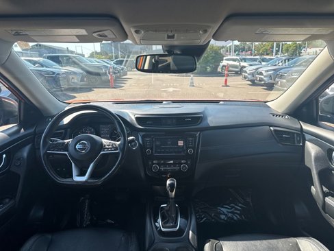 Used 2018 Nissan Rogue SL w/ Premium Package image 2