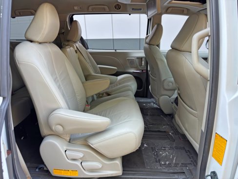 Used 2011 Toyota Sienna XLE image 40