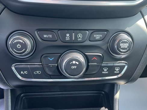 Used 2022 Jeep Cherokee Latitude image 16